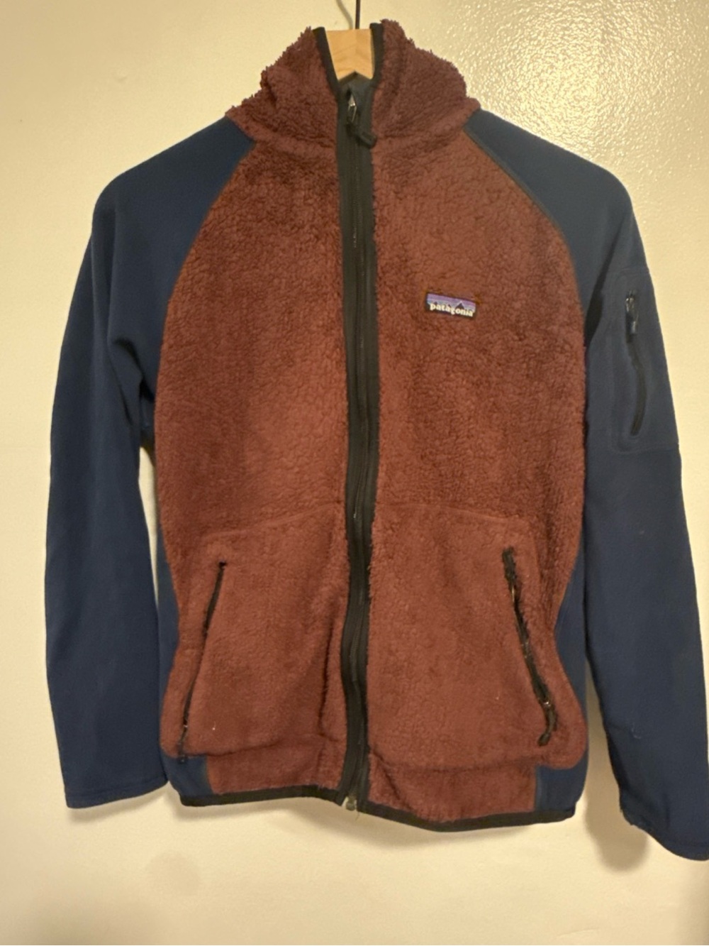 Mens Patagonia Los Lobos Two-Tone Puffer-Style Fleece Jacket - purple & Navy